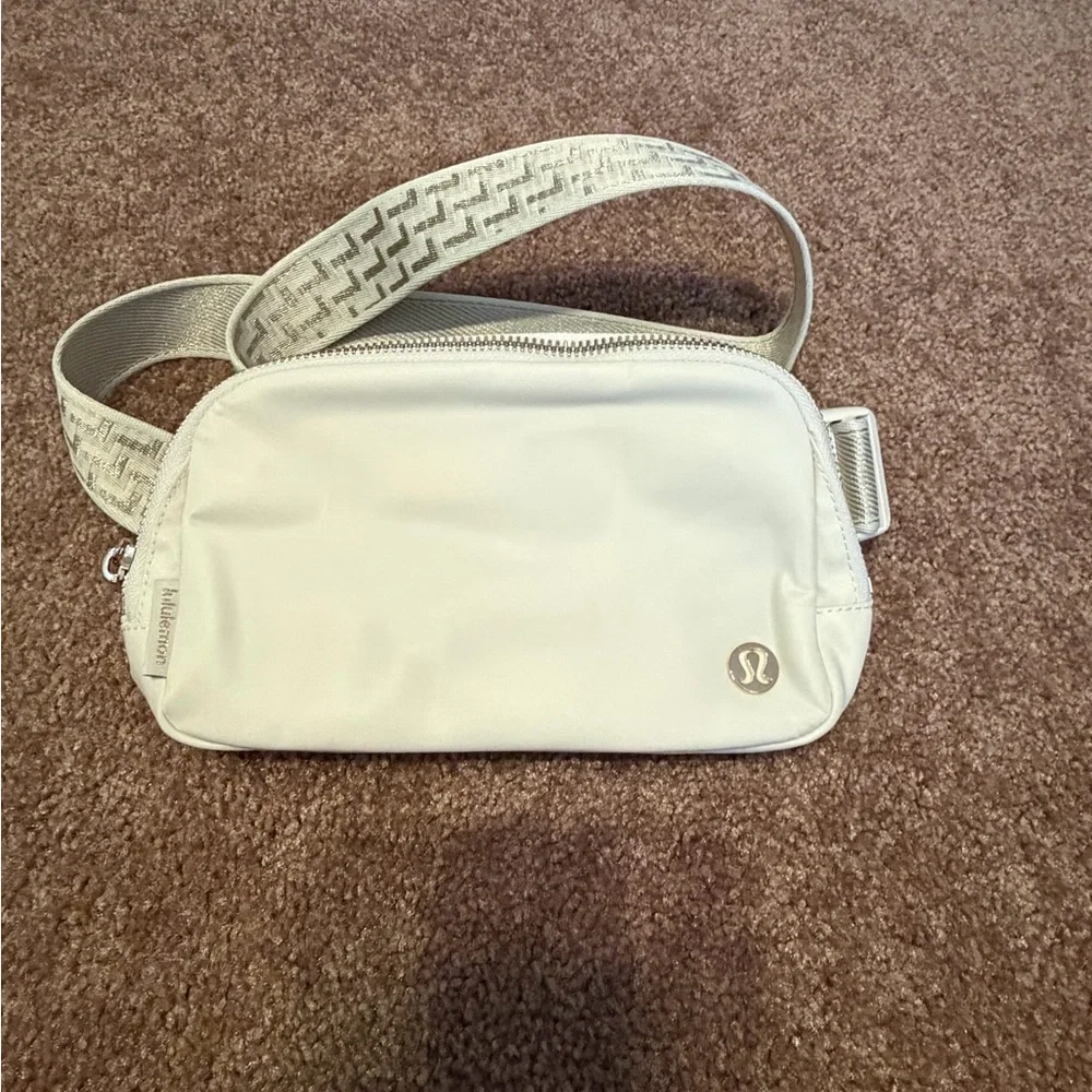 Lululemon Everywhere Belt Bag 1L Monogram Metallic-NWOT - Picture 1 of 2